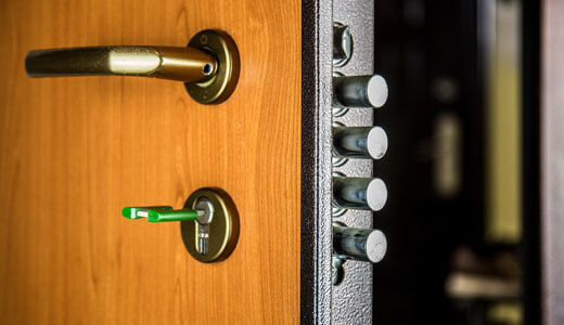 ALS - Door lock with multiple latches